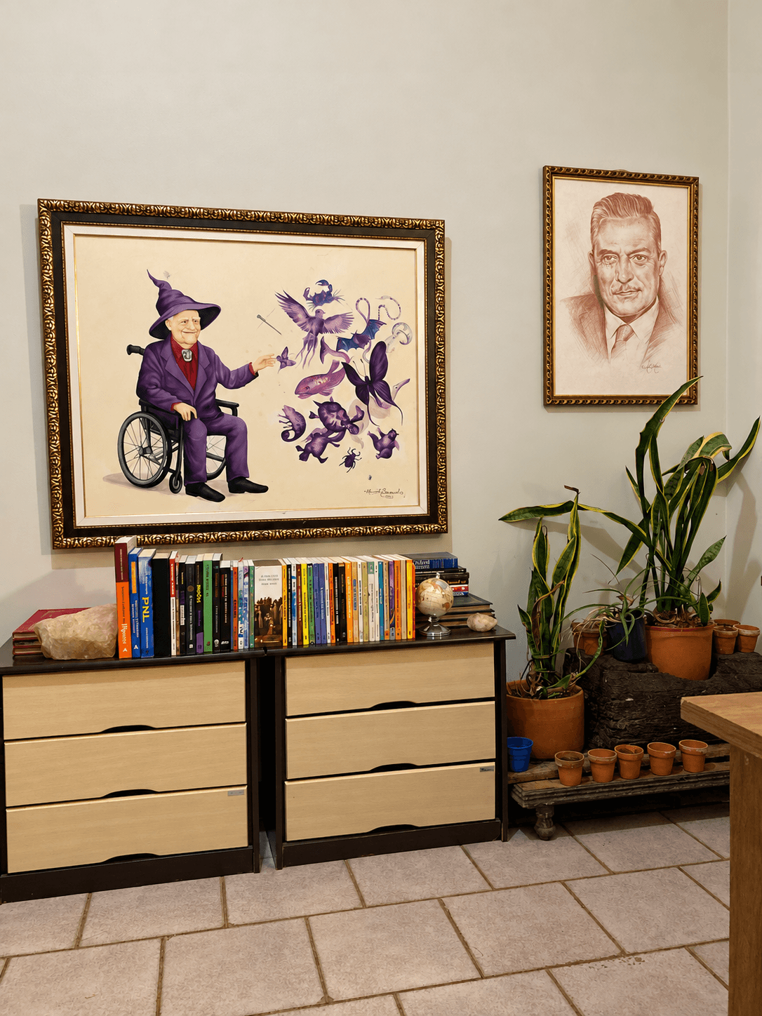 Obras, retrato de Milton Erickson e biblioteca do consultório em Uberlândia