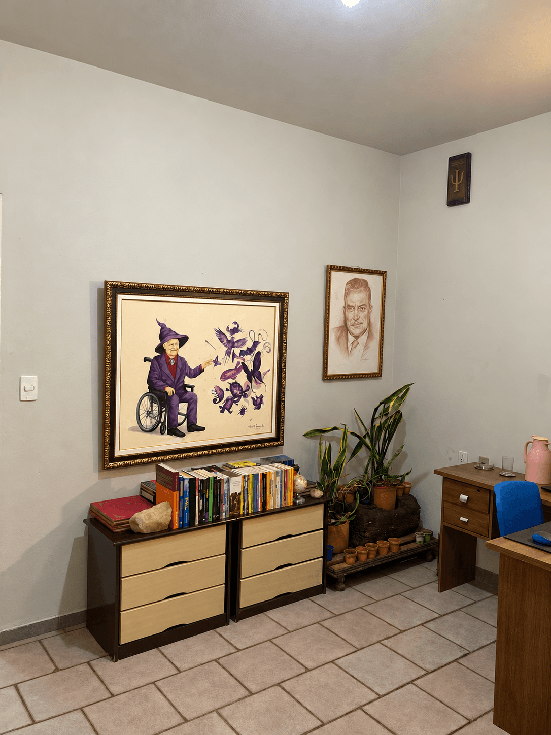 Livros, plantas e obras no consultório de Victor Lawrence em Uberlândia