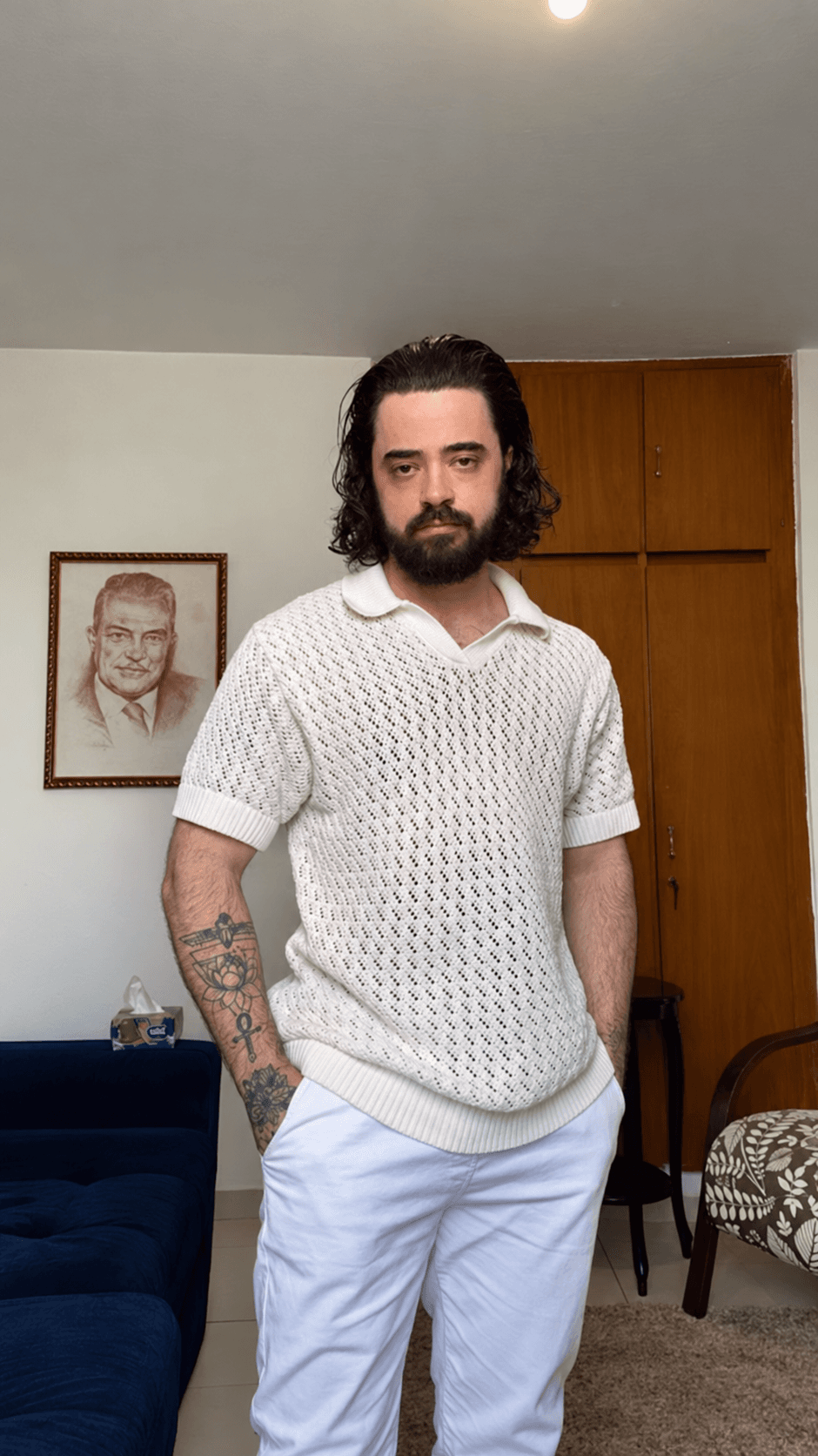Victor Lawrence no consultório, ao lado de um retrato de Milton H. Erickson