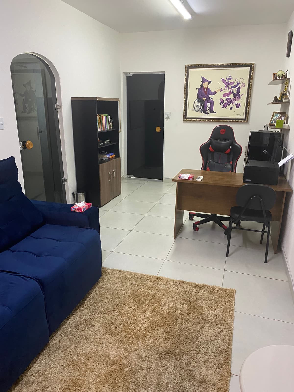 Ambiente clínico acolhedor com poltrona para atendimento presencial e iluminação suave