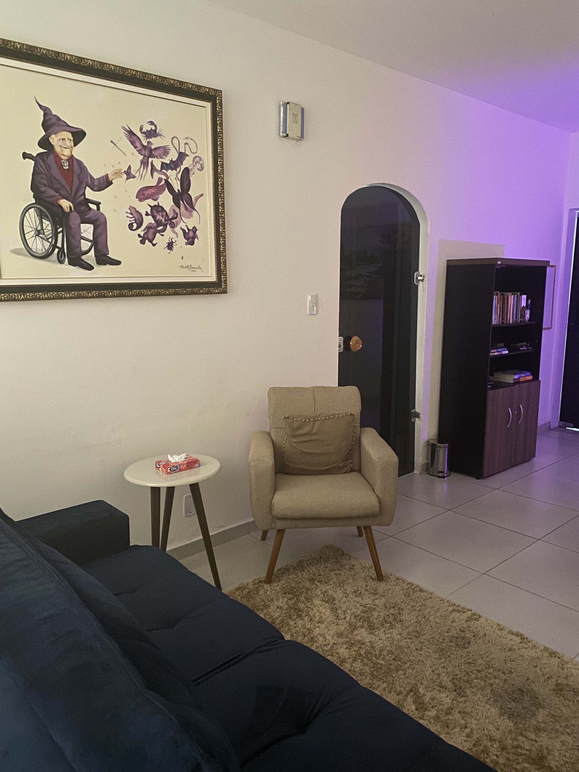 Consultório de Psicologia e Hipnose do Dr Victor Lawrence no Setor Sul em Goiânia com poltronas confortáveis para terapia